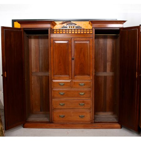 Antiker Dreifach-Kleiderschrankaus Nussbaumholz