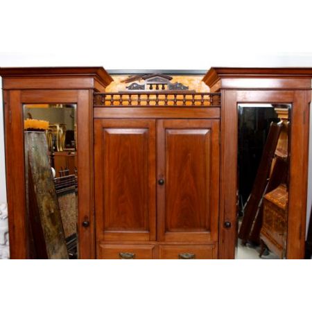 Antiker Dreifach-Kleiderschrankaus Nussbaumholz