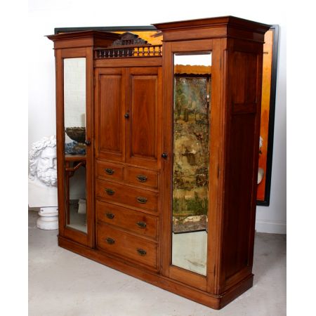 Antiker Dreifach-Kleiderschrankaus Nussbaumholz