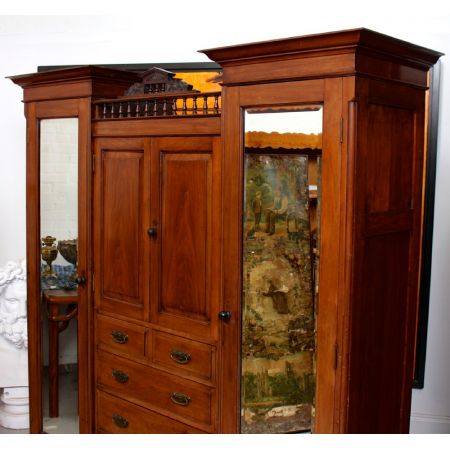 Antiker Dreifach-Kleiderschrankaus Nussbaumholz