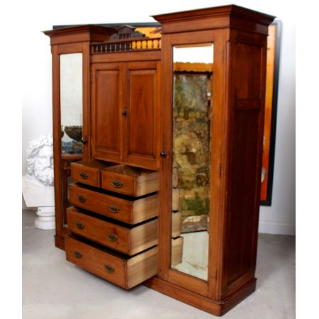 Antiker Dreifach-Kleiderschrankaus Nussbaumholz