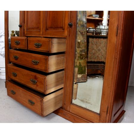 Antiker Dreifach-Kleiderschrankaus Nussbaumholz