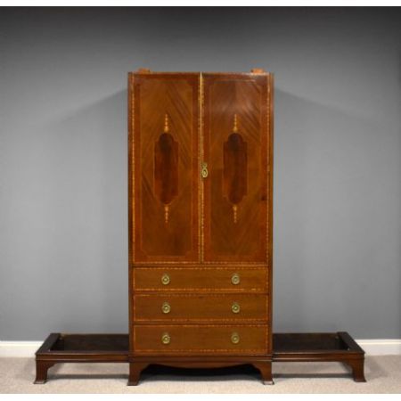 Antiker Keiderschrank aus Mahagoni