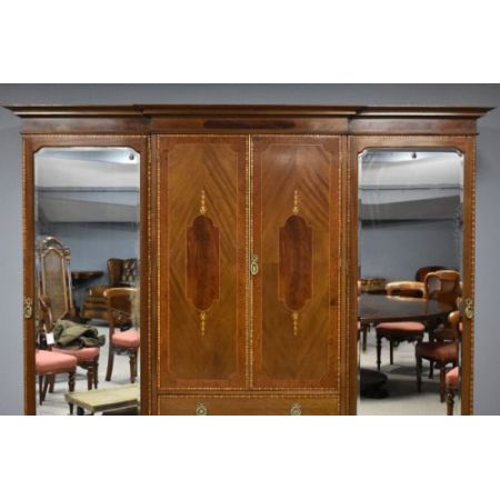 Antiker Keiderschrank aus Mahagoni