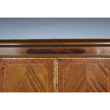 Antiker Keiderschrank aus Mahagoni