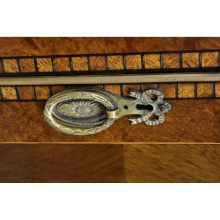 Antiker Keiderschrank aus Mahagoni