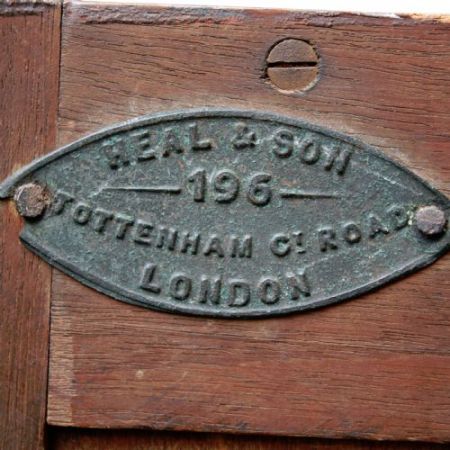 Antiker Kleiderschrank mit Intarsien von Heal & Son