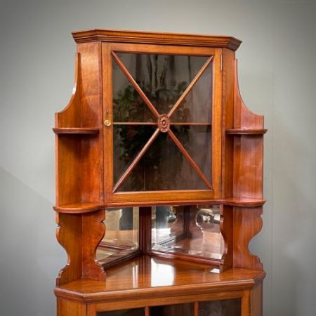 attraktive antike edwardianische hohe Eckvitrine aus Mahagoni