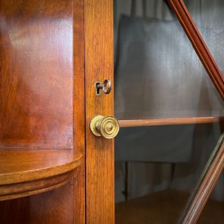 attraktive antike edwardianische hohe Eckvitrine aus Mahagoni