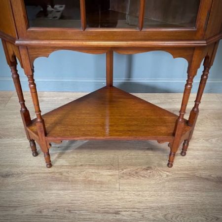 attraktive antike edwardianische hohe Eckvitrine aus Mahagoni