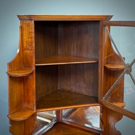 attraktive antike edwardianische hohe Eckvitrine aus Mahagoni