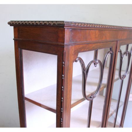 antike Vitrine aus Mahagoniglas