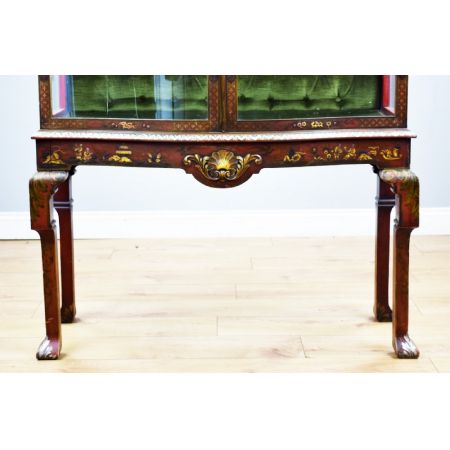 Chinoiserie-Vitrine mit Serpentinenfront