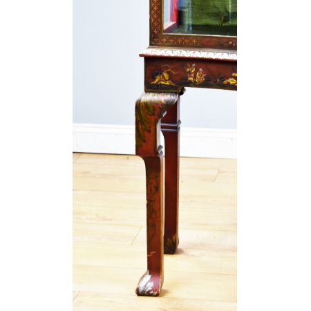 Chinoiserie-Vitrine mit Serpentinenfront