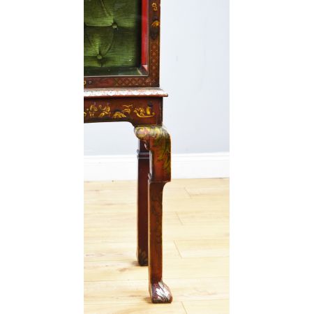 Chinoiserie-Vitrine mit Serpentinenfront