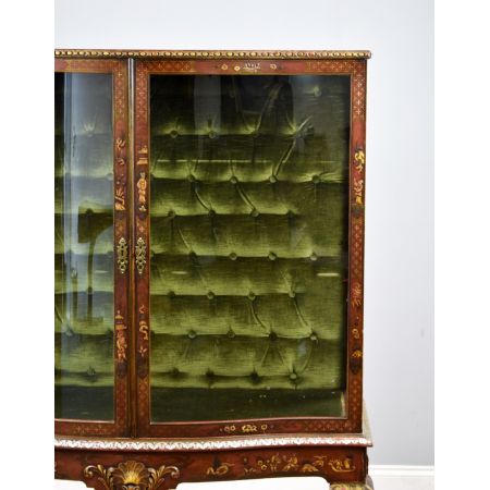 Chinoiserie-Vitrine mit Serpentinenfront