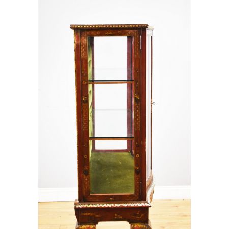 Chinoiserie-Vitrine mit Serpentinenfront