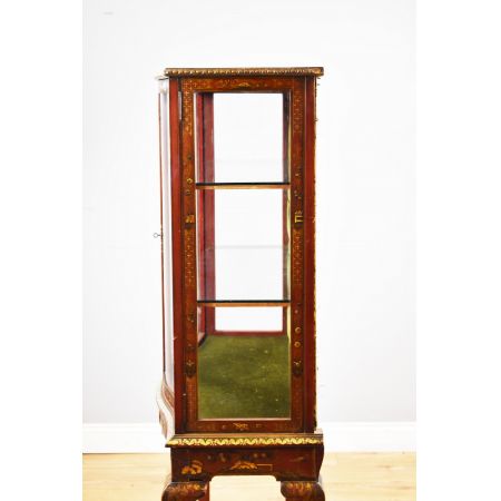 Chinoiserie-Vitrine mit Serpentinenfront
