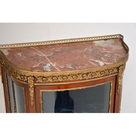 Französische Vitrine aus Mahagoni & Marmor