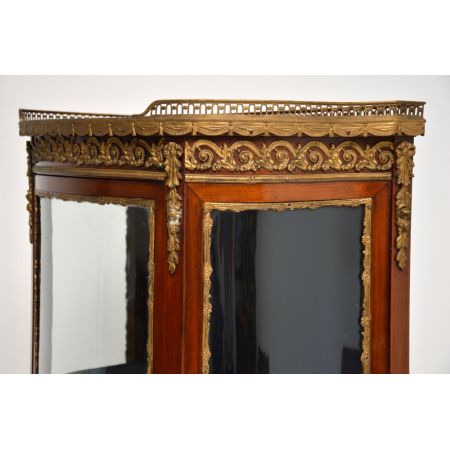 Französische Vitrine aus Mahagoni & Marmor