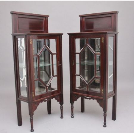 Paar Mahagoni-Vitrinen aus 1920