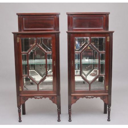 Paar Mahagoni-Vitrinen aus 1920