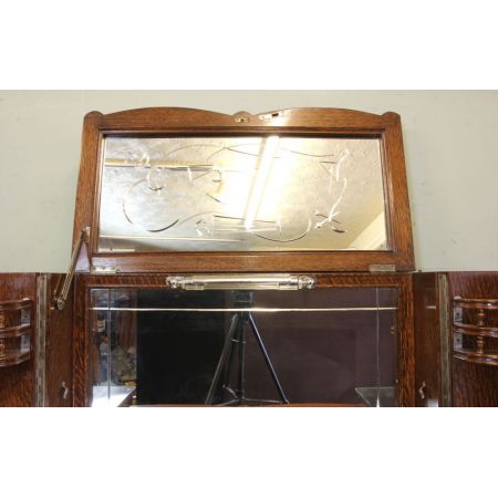 Beeindruckender Cocktail-Getränkeschrank