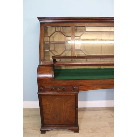 Ungewöhnliche Vitrine mit zwei Sockeln