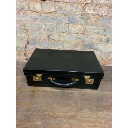 schwarzer Lederkoffer aus den 1920er Jahren