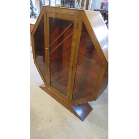 Art Deco Hexaganol-Nussbaum-Vitrine