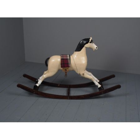 Antikes geschnitztes Schaukelpferd