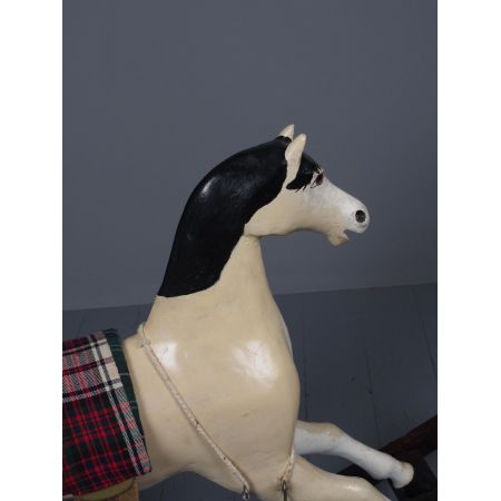 Antikes geschnitztes Schaukelpferd