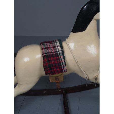 Antikes geschnitztes Schaukelpferd