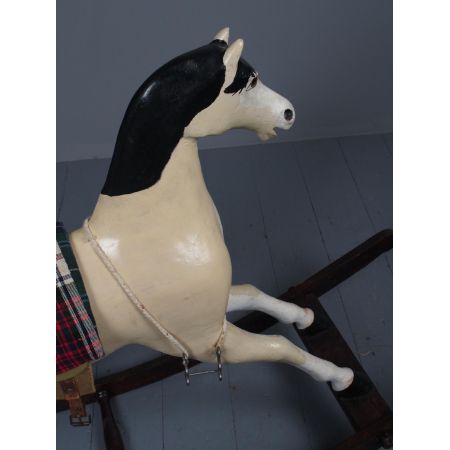 Antikes geschnitztes Schaukelpferd