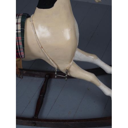 Antikes geschnitztes Schaukelpferd