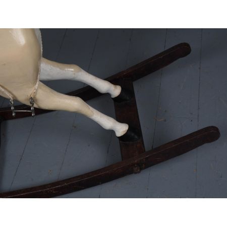 Antikes geschnitztes Schaukelpferd