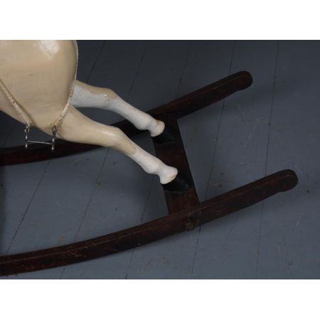 Antikes geschnitztes Schaukelpferd