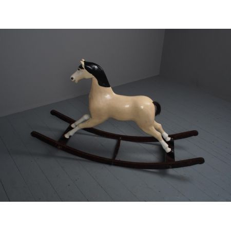 Antikes geschnitztes Schaukelpferd