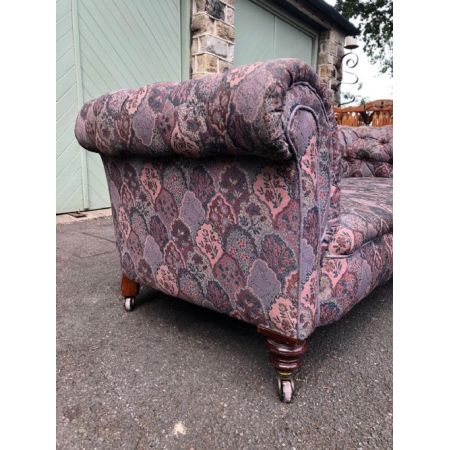 Gepolstertes Chesterfield-Sofa