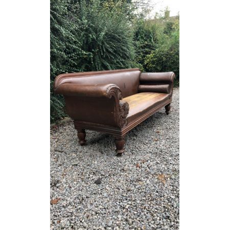 frühes viktorianisches Sofa mit geschnitzten Armlehnen