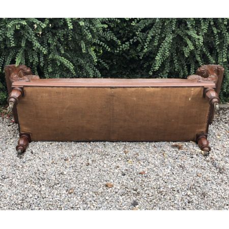 frühes viktorianisches Sofa mit geschnitzten Armlehnen