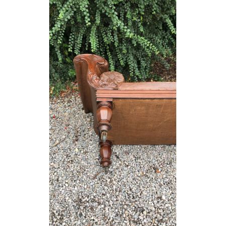 frühes viktorianisches Sofa mit geschnitzten Armlehnen