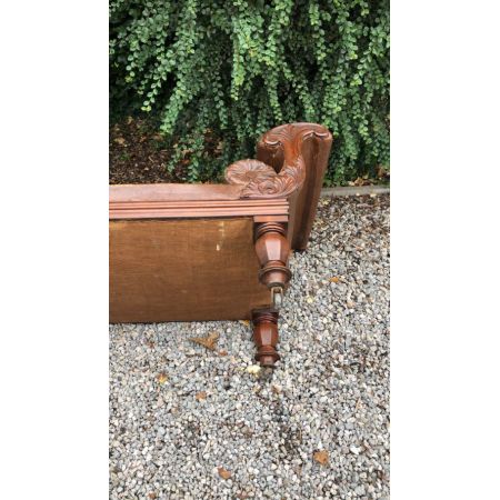 frühes viktorianisches Sofa mit geschnitzten Armlehnen