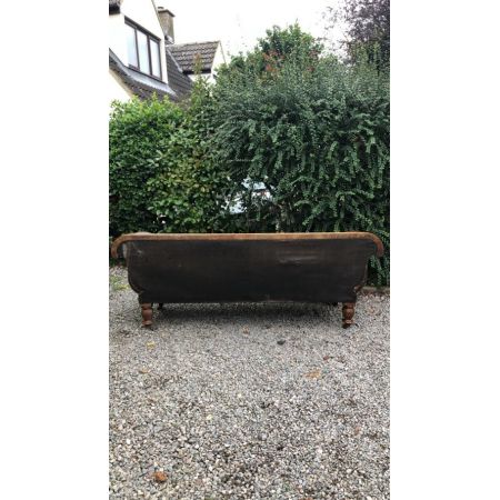 frühes viktorianisches Sofa mit geschnitzten Armlehnen