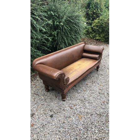 frühes viktorianisches Sofa mit geschnitzten Armlehnen