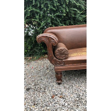 frühes viktorianisches Sofa mit geschnitzten Armlehnen