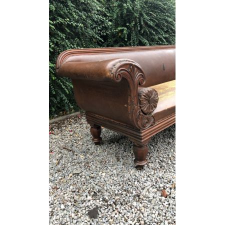 frühes viktorianisches Sofa mit geschnitzten Armlehnen