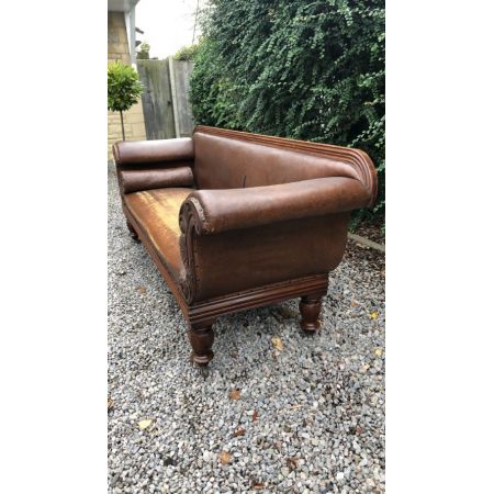 frühes viktorianisches Sofa mit geschnitzten Armlehnen