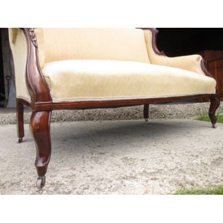 viktorianisches Sofa mit Mahagonirahmen