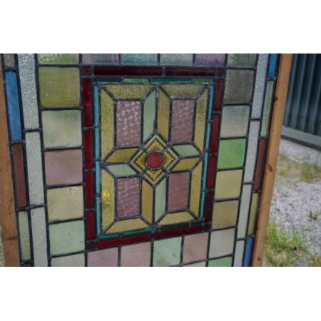 Farbenfrohes Buntglasfenster aus der viktorianischen Epoche